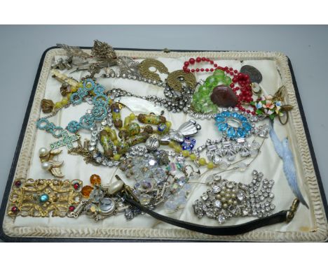 A collection of vintage jewellery 
