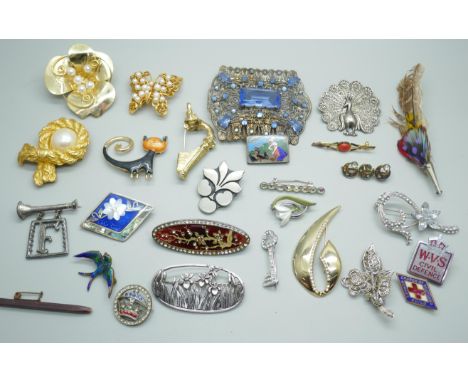 A collection of vintage costume brooches 