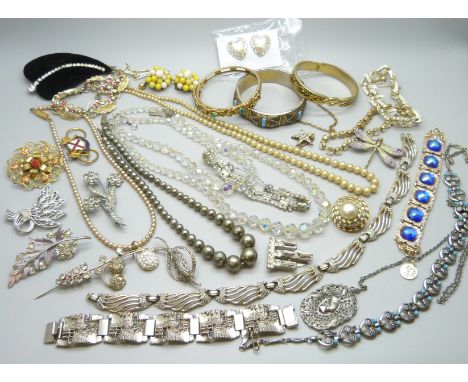 A collection of vintage jewellery 
