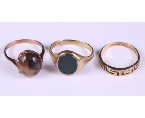 A 9ct gold and bloodstone signet ring, size U, 3.9g, a 9ct gold and agate dress ring, size R, 3.3g and a 9ct gold geometric d