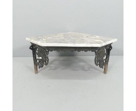 A marble-topped wrought iron corner hanging shelf. 69x34x52cm. 