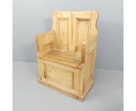 A vintage pine settle, with panelled back and lifting seat. 80x112x45cm. 