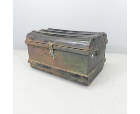 A painted metal steamer trunk. 66x40x45cm. 