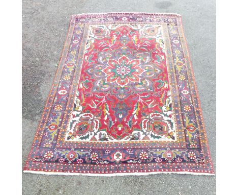 A red-ground Bakhtiari carpet. 330x225cm.