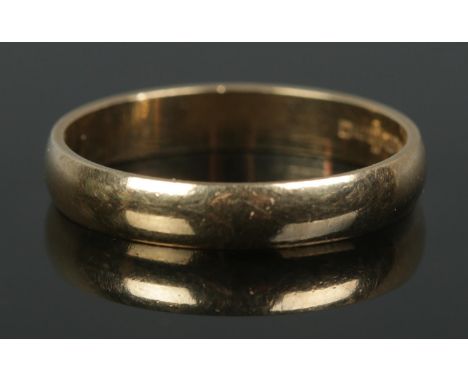 A 9ct Gold wedding band, size R. Total weight: 2.31g  