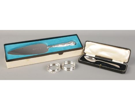 A collection of silver and silver handled items, to include cased cake slice, cased teaspoon with monogramed handle, and napk