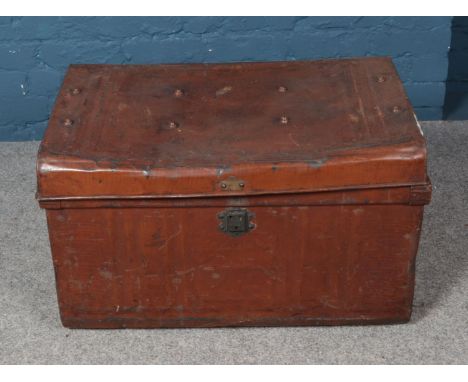 A large steamer tin trunk. Dimensions approx. 73.5cm x 50cm x 46cm.  