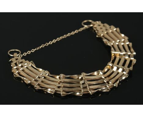 A 9ct Gold gate bracelet. Weight: 9.16g  