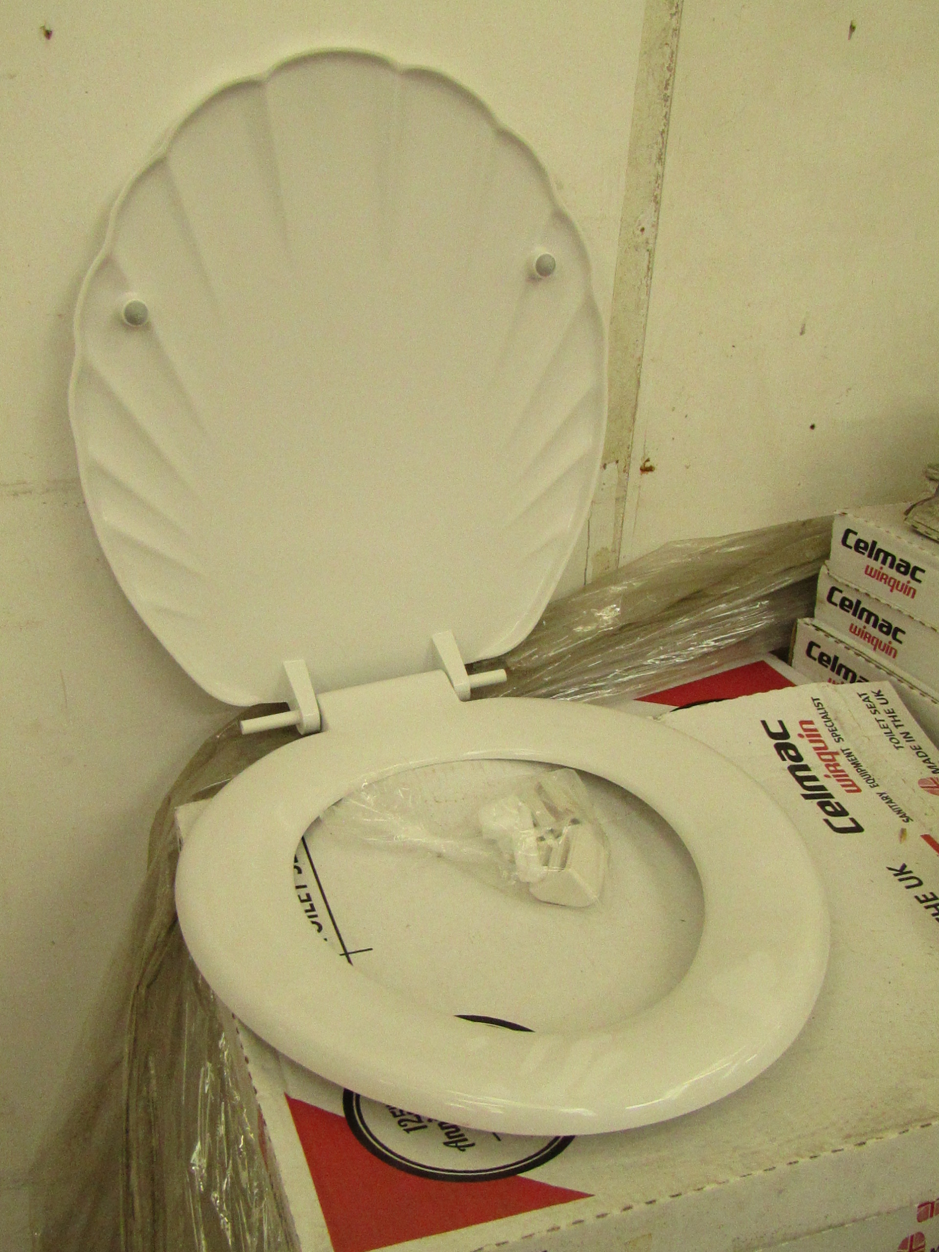 10x Celmac wirquin shell design toilet seat (with fixings). All new