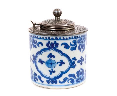 17th century Chinese blue and white porcelain pot, converted to an inkwell, with tooled metal mount and removable well, 12cm 