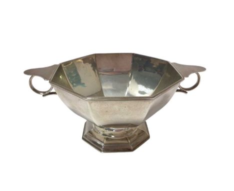 Early George V silver twin handled bowl of octagonal form, with reeded border and ring handles, on an octagonal base (London 