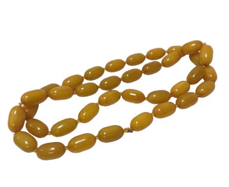 Vintage amber necklace with butterscotch amber beads, approximately 88cm.Gross weight approximately 114 grams. The largest be