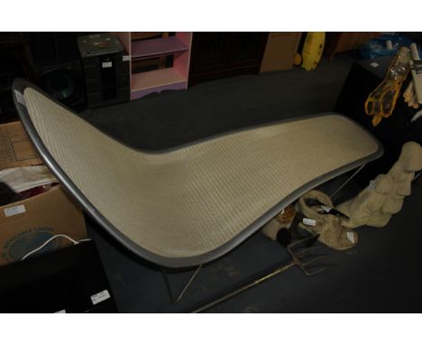 VINTAGE SUN LOUNGER / GRADE: UNCLAIMED PROPERTY (DC7)