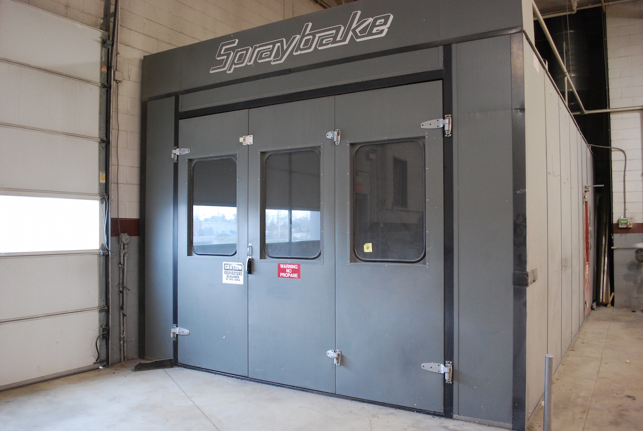 SPRAYBAKE 27' L X 14' W X 10' H SERIES 1000 DOWN DRAFT PAINT BOOTH