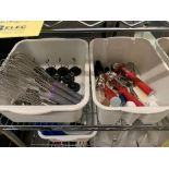 Lot d'items variés dans 4 bacs Ustensiles variés