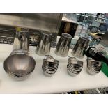 Lot de Ramquins acier Inox et 2 planches à découper