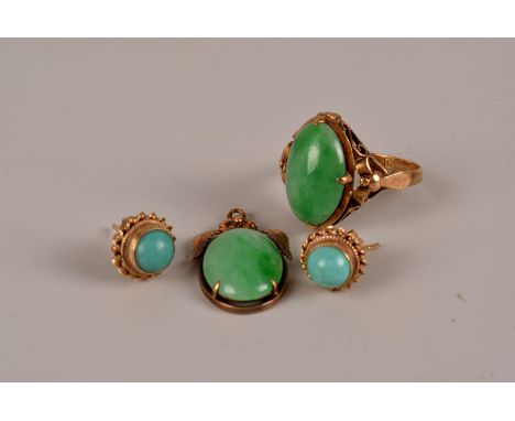 A Chinese yellow metal jade and jadeite associated suite of jewellery, comprising a single stone ring, a pendant and a pair o