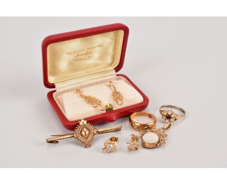 Five items of gold jewellery, including two pairs of earrings, a 9ct gold and hardstone spinning seal fob, a 9ct gold seed pe