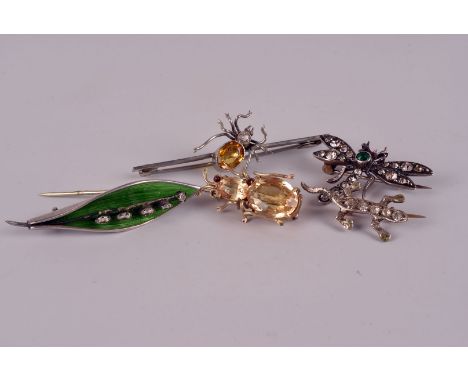 A group of six vintage brooches, including a bar brooch with two kittens, a white metal and paste set damselfly, an ant, a sp