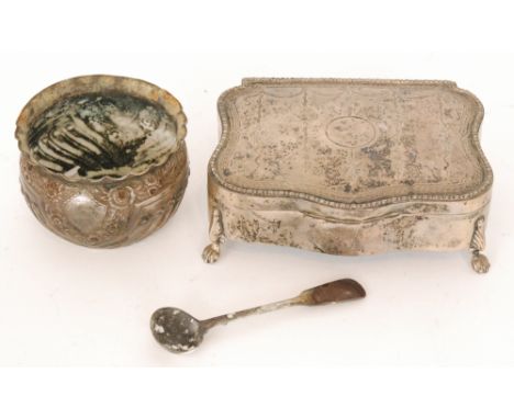 A hallmarked silver shaped rectangular trinket box with engraved foliate decoration to hinged lid, raised on four claw feet, 