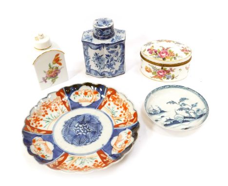 A group of ceramics, to include a Meissen trinket box and cover, decorated with flowers, 11cm wide, an Imari dish with a scal