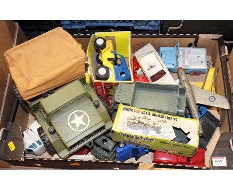 One tray of tinplate and plastic miniatures to include Triang, Jimson and others, specific examples to include a Meccano Army