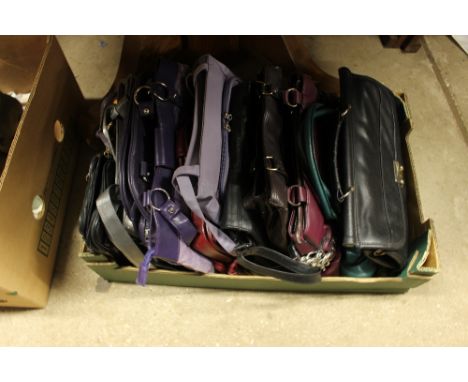 A quantity of vintage handbags 