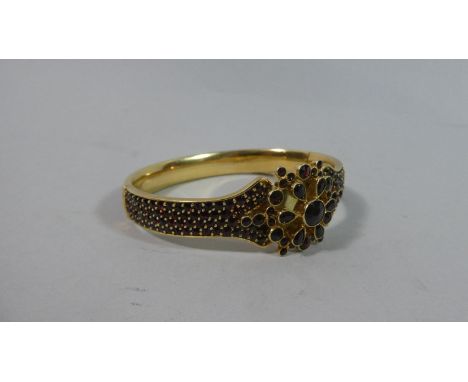 An 18ct Gold and Garnet Jewelled Bangle, 53.2g 
