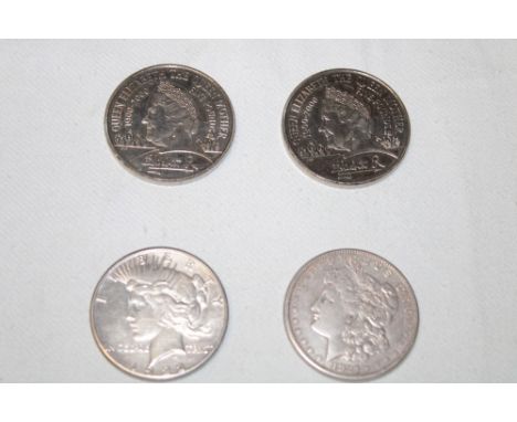 A US 1921 Morgan silver dollar, 1922 "Peace" silver dollar and two 1980 Queen Mother £5 commemorative crowns (4)