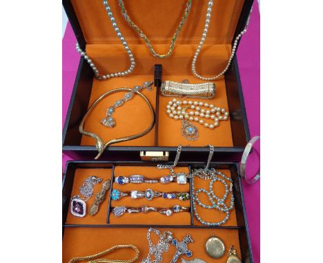  VICTORIAN &amp; LATER JEWELLERY &amp; DRESS RINGS IN A VINTAGE JEWELLERY CASE - a good selection to include silver filigree 