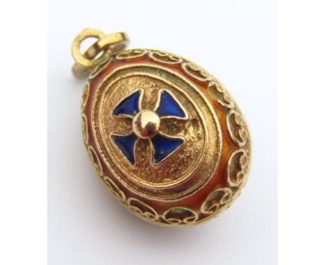 An early 20thC Continental enamel and yellow metal egg shaped pendant, with Maltese style cross to either side in blue, on an