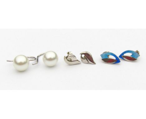 Various ladies jewellery, comprising a pair of Ortak ear studs, of part pierced enamel finished outline in blue and white, 2c