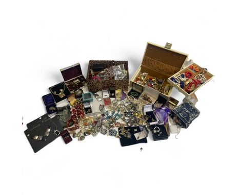 A large collection of costume jewellery to include a selection of 27 intact and functional brooches, a large quantity of vint
