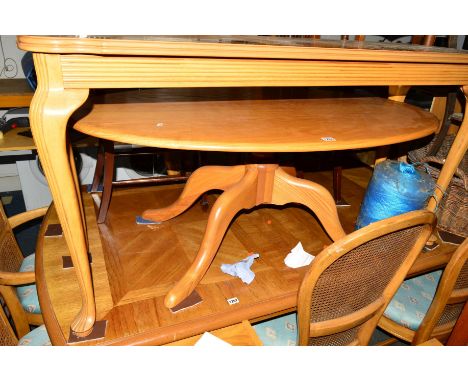 AN ERCOL BLONDE ASH OVAL TOPPED COFFEE TABLE, on a pedestal base, approximate size width 123cm x depth 76cm x height 51cm