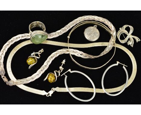 A SELECTION OF SILVER AND WHITE METAL JEWELLERY to include a bangle, a bow brooch, a circular locket, two pairs of earrings, 