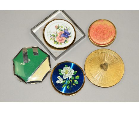 FIVE VINTAGE COMPACTS to include two floral Stratton compacts, one with maker's pouch and box, a Coty compact, an octagonal g