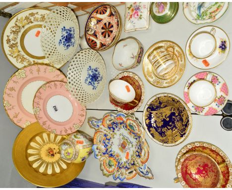 VARIOUS CERAMICS, to include Royal Crown Derby 'Vine' plates, 'Red' and 'Blue Aves' teawares, Royal Worcester 'Worcester Flow