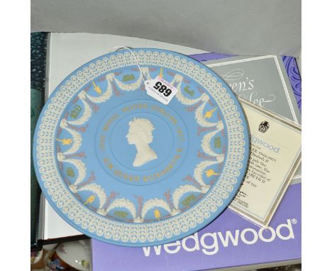 A BOXED LIMITED EDITION WEDGWOOD 'SILVER JUBILEE 1952-1977' PLATE, in pale blue and white japser with cane, lilac and sage gr