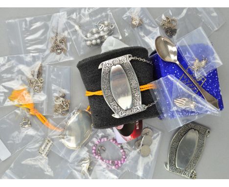 A SELECTION OF SILVER AND WHITE METAL JEWELLERY AND ACCESSORIES to include six charms, a dyed cultured pearl bracelet, four p