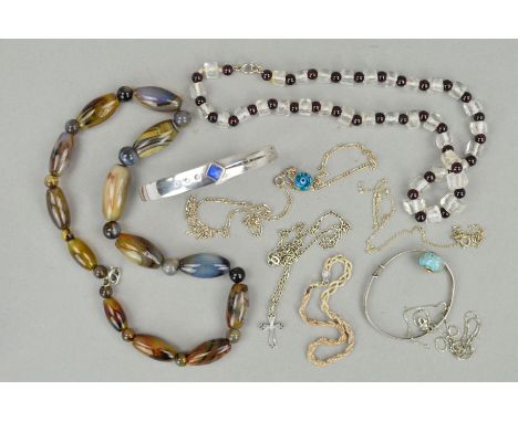 TEN ITEMS OF JEWELLERY to include a child's bangle, a bangle with blue and colourless paste detail, an agate bead necklace, a