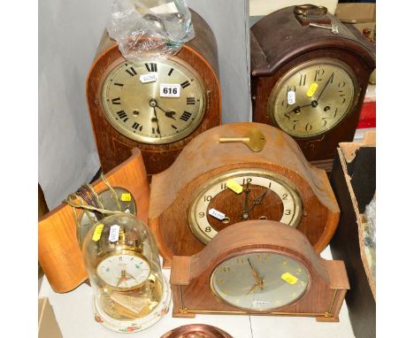 VARIOUS ASSORTED MANTEL/ANNIVERSARY CLOCKS, to include 'Metamex', 'Westclox' etc (three with keys and two with pendulums) (6)
