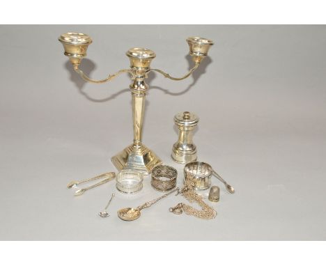 AN ELIZABETH II THREE LIGHT SILVER CANDELABRUM on a hexagonal stem and stepped loaded foot, Birmingham 1969, height 23cm, tog