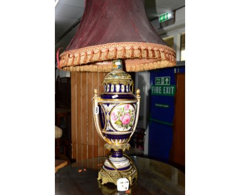 A 20TH CENTURY BRASS AND PORCELAIN TABLE LAMP with shade (sd)