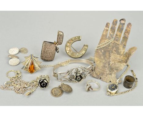 A SELECTION OF SILVER AND WHITE METAL JEWELLERY to include a late Victorian horseshoe brooch, a silver Edwardian vesta case, 