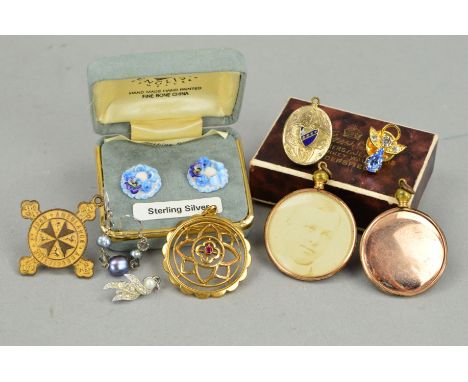 A SMALL SELECTION OF JEWELLERY to include two early 20th Century circular photograph lockets, a late Victorian locket, a/f, a