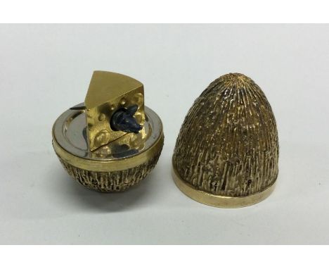 STUART DEVLIN: A good heavy silver gilt egg with lift-off cover depicting a mouse eating cheese. Approx. 164 grams. Est. £350