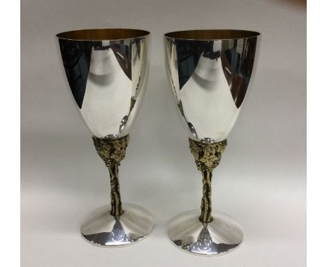 STUART DEVLIN: A good pair of silver and silver gilt goblets with vine decoration. Numbered 484 grams. Est. £700 - £800.