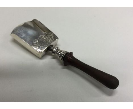 A heavy Georgian style silver caddy scoop with engraved decoration. Birmingham. By WD. Approx. 15 grams. Est. £50 - £80.