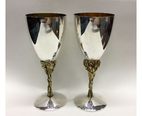 STUART DEVLIN: A good pair of silver and silver gilt goblets with rose decoration. Numbered to bases 103. Approx. 500 grams. 