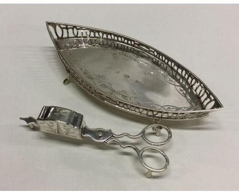 A good pair of Georgian style silver snuffers together with matching tray. London. By WW. Approx. 280 grams. Est. £250 - £350